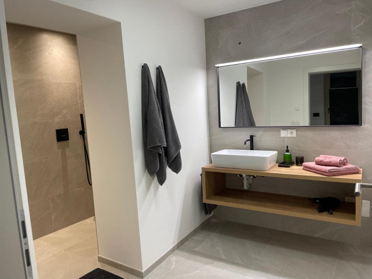 Rosa's Boutique & Parking Apartment *